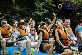 中国故事共创会 | 赏群瀑飞流 享漂流之趣 外籍媒体人打卡贵州“千瀑之河”图片