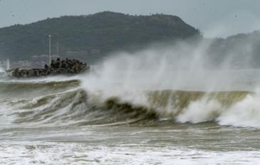 南海热带低压逐渐向广东沿海靠近