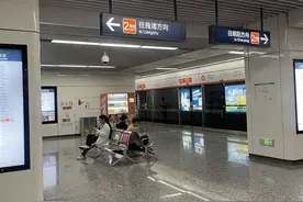 上新！杭州地铁部分站台设置爱心专座图片