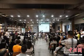 更“平和”的余秀华，仍然拒绝“平静”图片