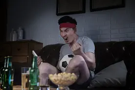 健康小站丨看球虽过瘾，熬夜需谨慎，医生奉上健康指南图片