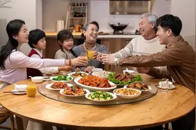 春节剩菜剩饭如何处理？医生：反复加热会致有害物质增加，蔬菜和水果应当天食用图片