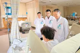 南山医院完成首例人机联合切除巨大纵隔肿瘤手术 机器人“大夫”帮少年再续运动梦图片