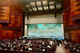 让古老传说在现代舞台上焕发新生！芭蕾舞剧《白蛇传》来渝上演图片