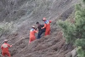 男子爬山不慎踩空摔落半山腰 日照消防紧急救援图片
