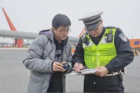 24小时在岗，松江交警护航市民出行丨节日里的坚守图片