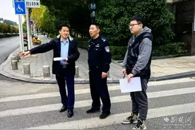 小区门口的交通标识“亮”了，居民出行的心“宽”了图片
