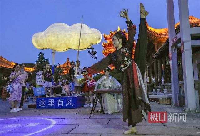 玩转江湖“一起”嗨，《夜上黄鹤楼》带游客畅玩盛夏幻境