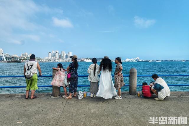 热浪挡不住热情，青岛海滨游客如潮