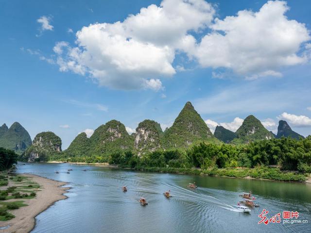 暑期文旅热 自然人文共绘活力图景