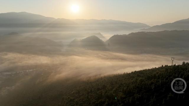 晨曦云雾裹酉城 龙潭古镇美如画