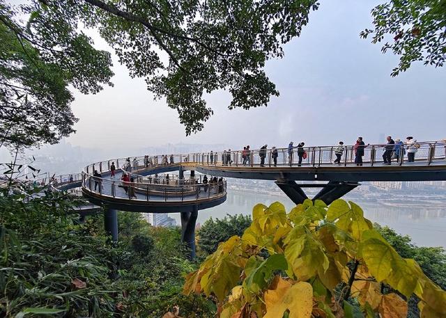 冬日暖阳上线！市民鹅岭栈桥“追光”