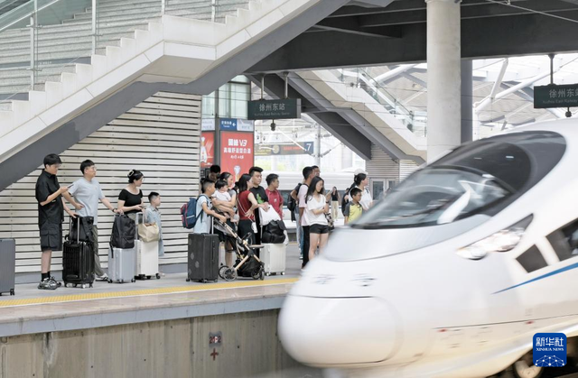 全国铁路暑运发送旅客破8亿人次
