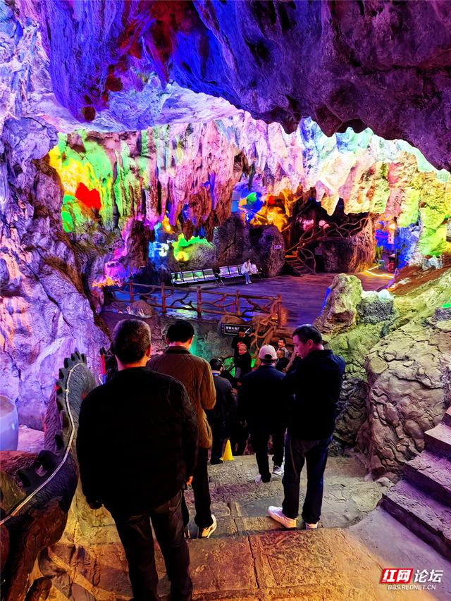【每日一图@湖南】七彩灯光点亮亿年奇观，澧县仙女洞里藏着神话