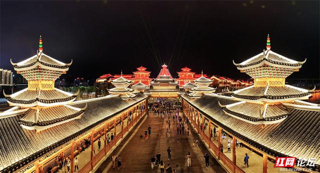 秋游时刻丨请看！这座被火车“拖”来的城市，如今已灯火璀璨