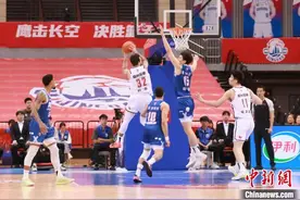 CBA季后赛：青岛国信制药队力克浙江稠州金租队 抢占晋级先机图片