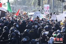 警察被袭，多名记者中弹，洛杉矶警方：情况已失控图片