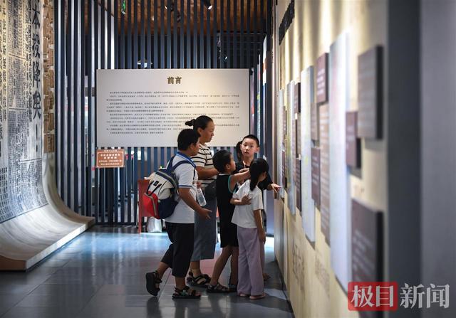 武汉中山公园受降堂迎来参观高峰