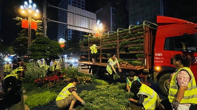 成都天府大道换上双节“限定皮肤”