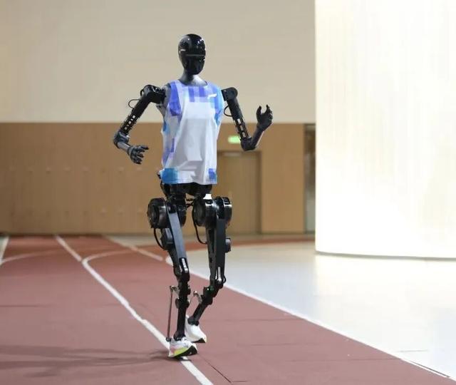 让机器人学会“自主干活	”，北京人形开源具身小脑XR-1模型