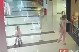 指使孩子偷走儿童平衡车，女子被抓时后悔不已图片