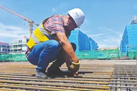 高温天坚守岗位：建筑工人在烧烤架般的钢筋网架上工作 在工地“穿针引线”架梁图片