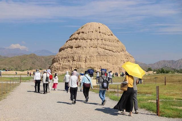 申遗成功的西夏陵带旺西夏区