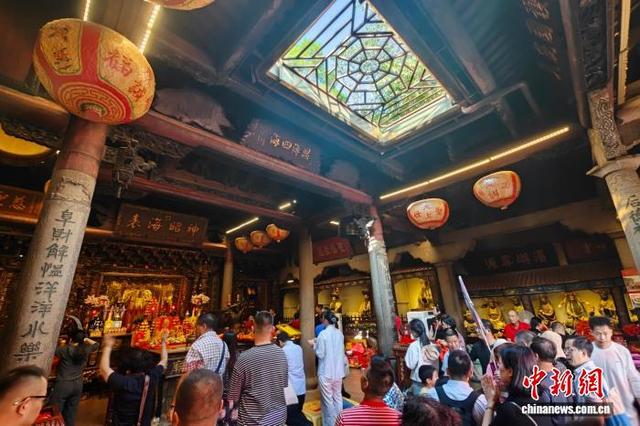 福建妈祖故里引游人