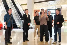 区领导与企业家们漫步苏河、共话发展图片