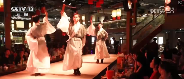 “又新又潮又好玩”！解码新消费图景 百亿元大项目如何影响你我？划重点↓
