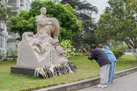 图片新闻｜清明寄哀思 西大学子缅怀袁爷爷图片