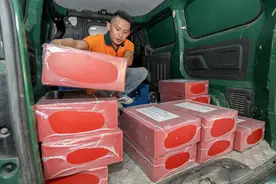 上海今年首批高考录取通知书送出，分别来自复旦、上交大、同济等高校图片