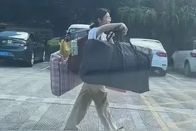 高考后挑行李回家的女生，婉拒资助！图片
