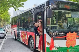 不用豪车用公交，青岛一对新人婚车很特别图片