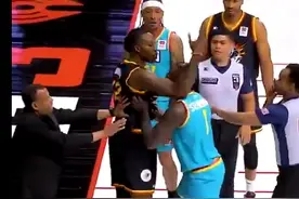 前NBA球员霍华德和史蒂芬森发生激烈冲突！两人均被驱逐图片