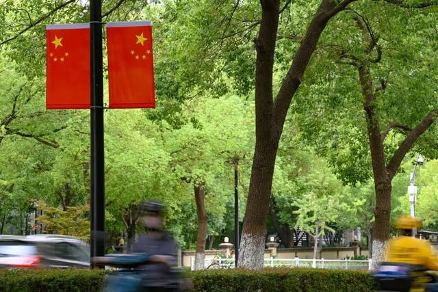 向祖国告白，满城尽是“中国红”！