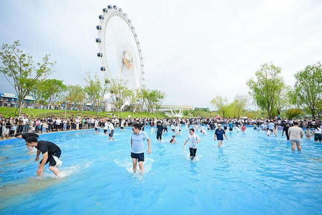 稻草哪吒、恐龙“现身”！成都藏了个“巨型稻草人王国”，假期前两日客流量超4万人次