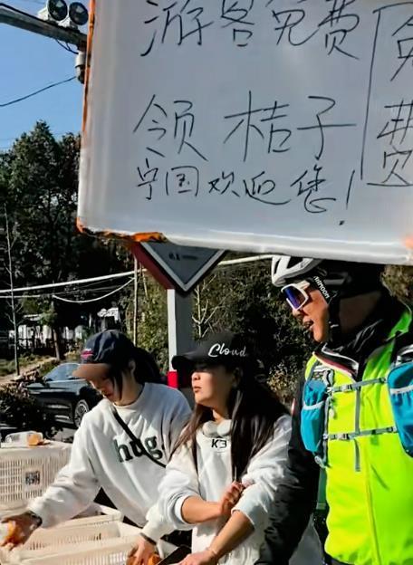 橘子、羊汤、炒面、粑粑免费吃，安徽宁国商家自发组团“投喂”游客，商户：就想为家乡“打call”