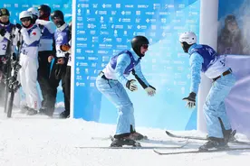 亚冬会 | 自由式滑雪：中国队获得男子空中技巧双人同步亚季军图片