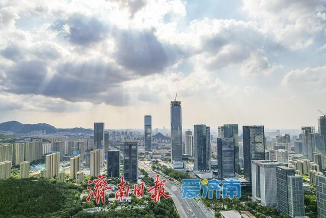 一年四季 泉在济南丨云卷云舒映泉城，东部城区勾勒现代与生态交融天际线