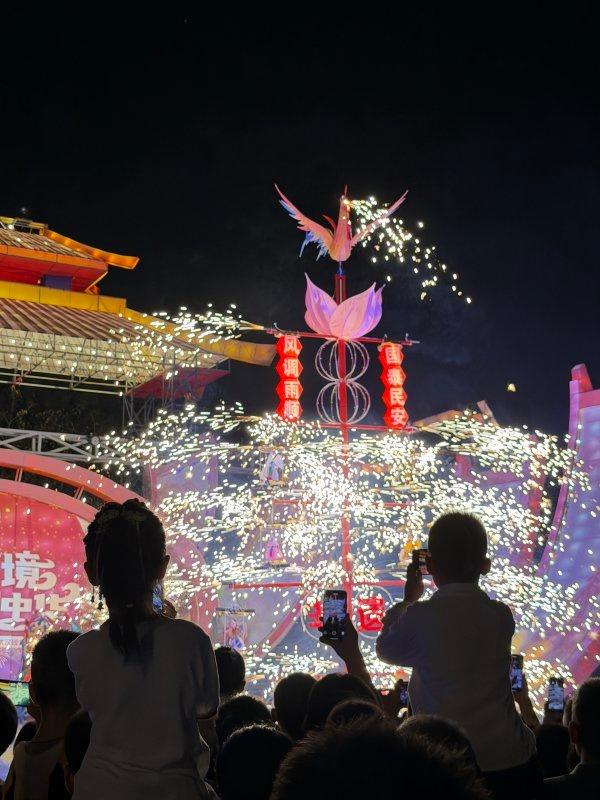 黄鹤楼公园“朝游+暮游”，双时段玩法引来如潮客流
