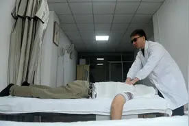 新华走笔丨陆波岸：一名盲人按摩师的“诗和远方”图片