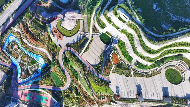 北票市：废弃采石场 变身“打卡地”