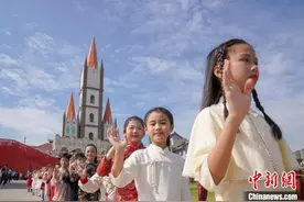 广西南宁上演千人旗袍秀   “少青中”各组气质尽显图片