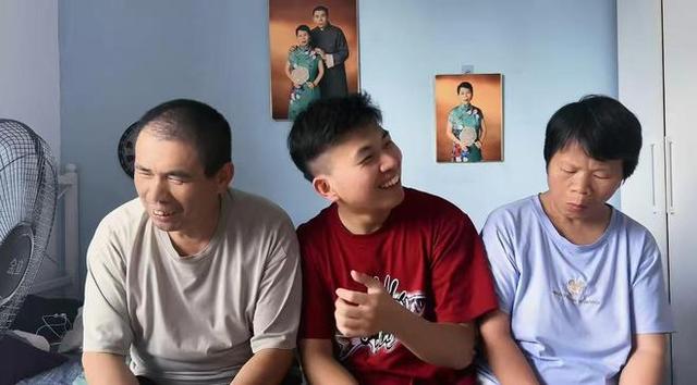沪漂小伙带残障父母海底捞庆生 邻桌被感动默默帮买单