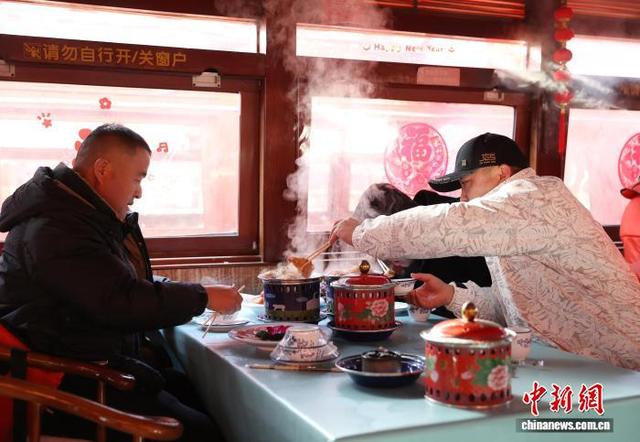 宁夏沙湖：民众冰湖泛舟暖锅相伴享假日