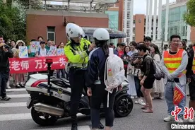 直击2024年上海高考现场：考场外的“平安”和“祝福”图片