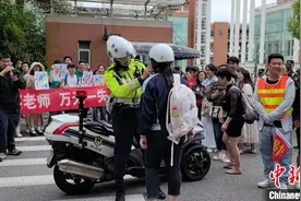 直击2024年上海高考现场：考场外的“平安”和“祝福”图片