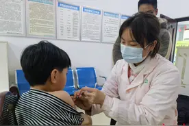 新春走基层|除夕夜狂苗接种不打烊图片