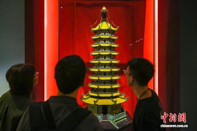 东西问丨王文溪：这座消失的“瓷塔”为何在海外成为中式符号？